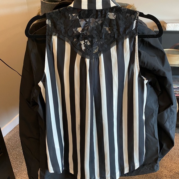 NWOT Tie-front Sleeveless Blouse - Picture 5 of 5